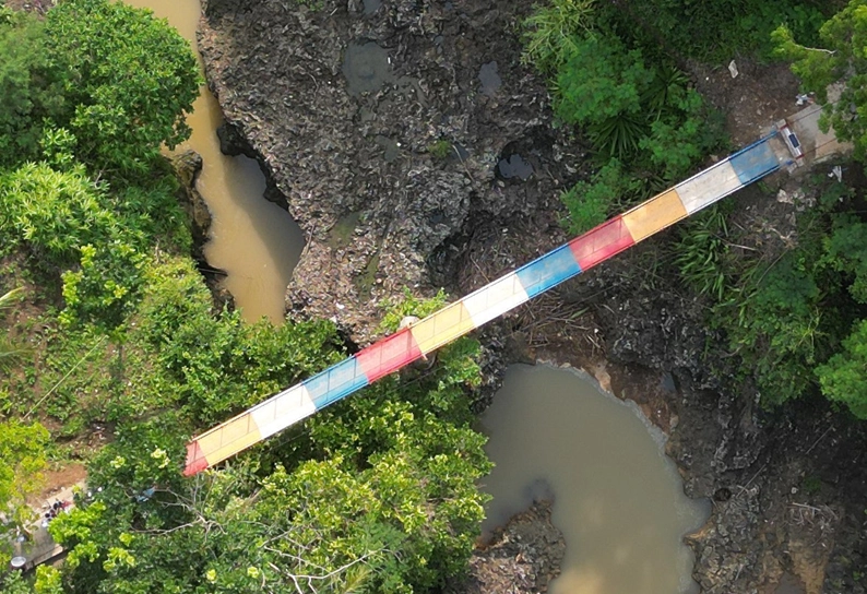Telkom Rekonstruksi Jembatan Gantung